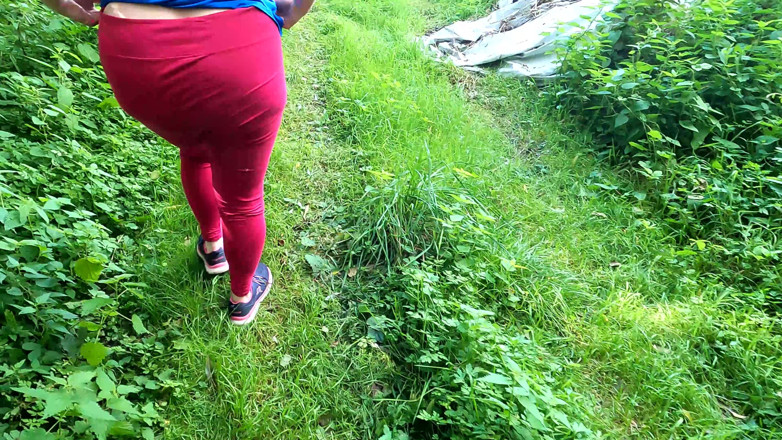 Bouncy Tits Action: Kompletní nahá dívka - sexy děrování koz