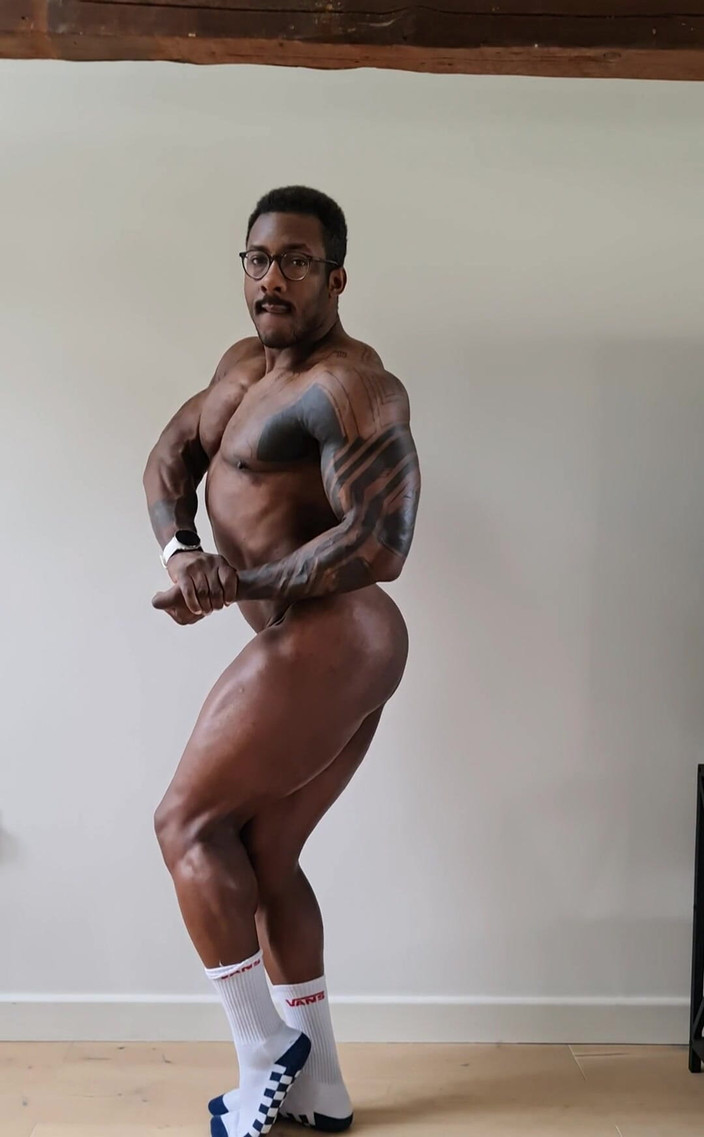 Amadeus: Posando para el entrenador, haz esto todos los martes