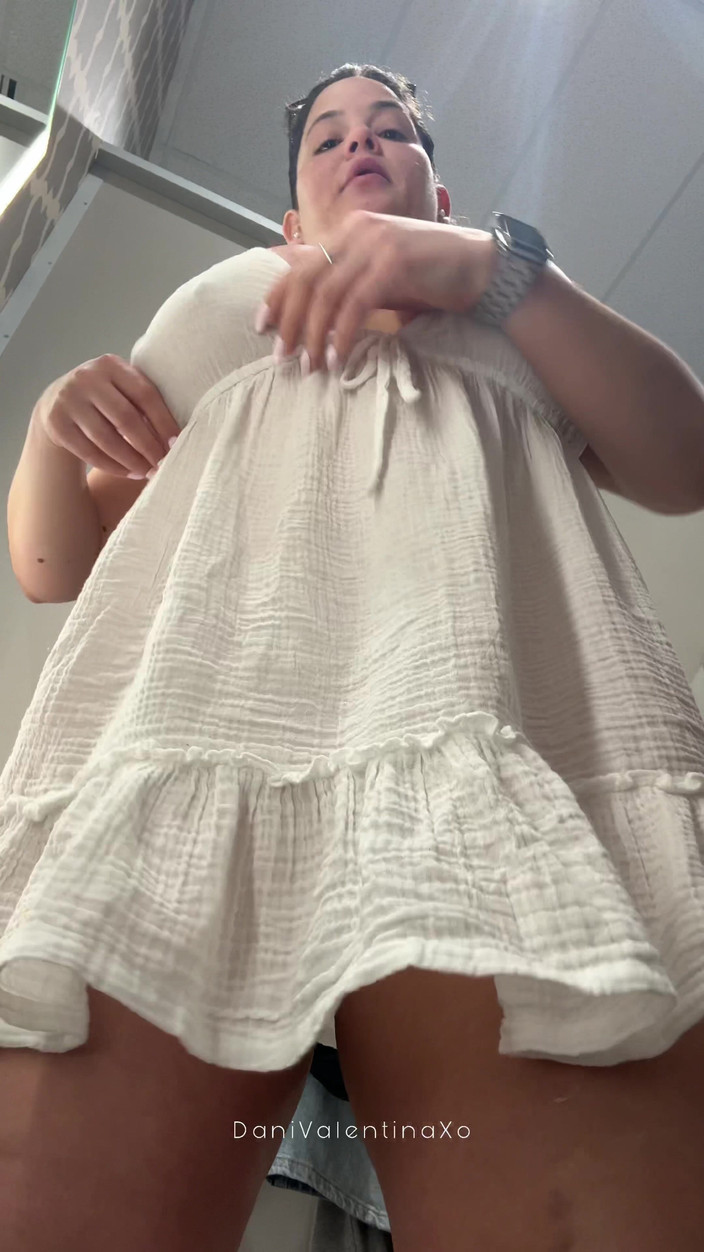 Dani Valentina: Azgın soyunma odası tek başına - orgazm ft. dani valentina