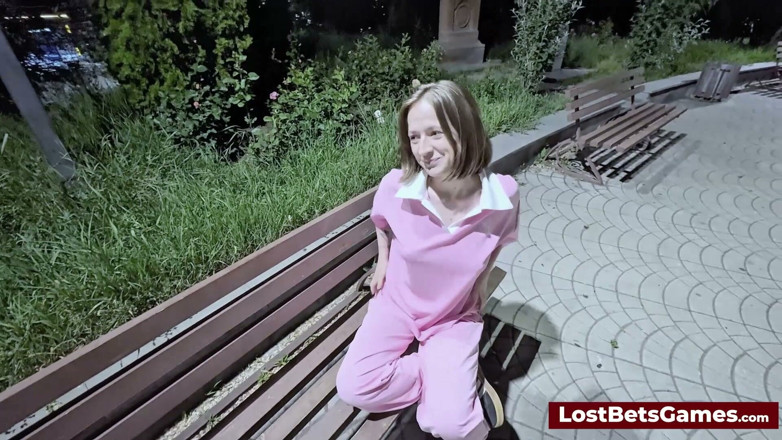 Lost Bets Games: Nancy i Dylan wprowadzają świeżą energię do rozebrania Uno