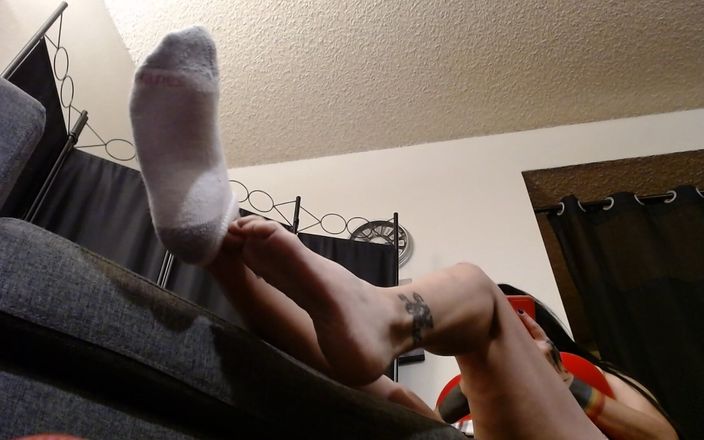 Abby Anna: Humiliation de l’esclave des pieds avec des chaussettes puantes