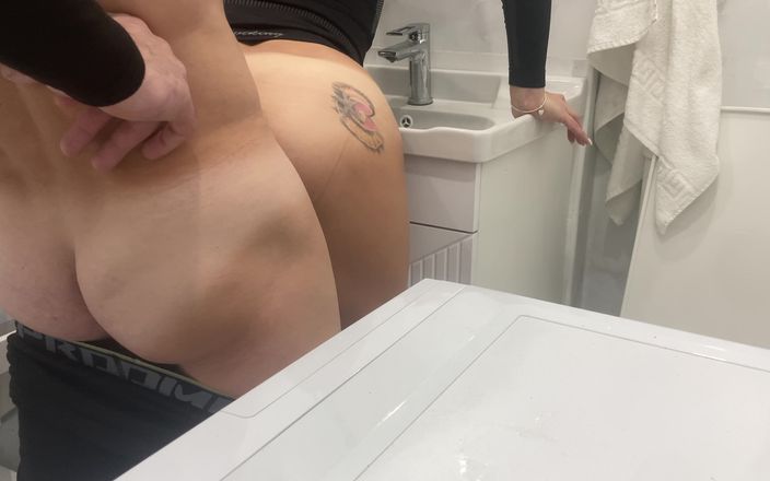 Hairy couple: Dívka v tělocvičně šuká ve své koupelně po sportu
