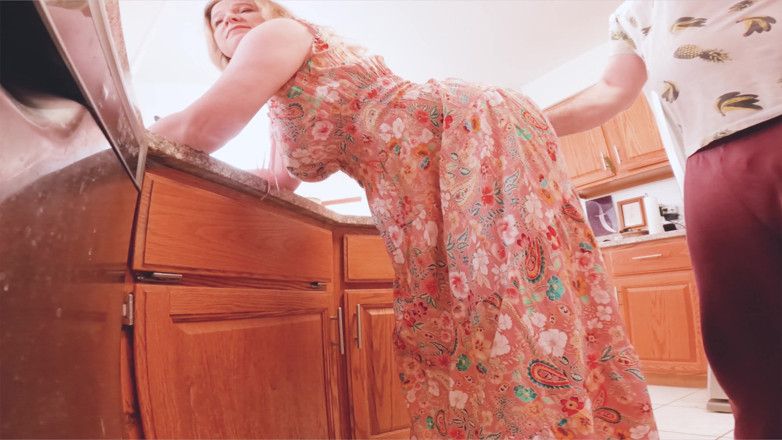 Erin Electra: Guna percuma ibu tiri MILF dikongkek di dapur semasa membasuh...