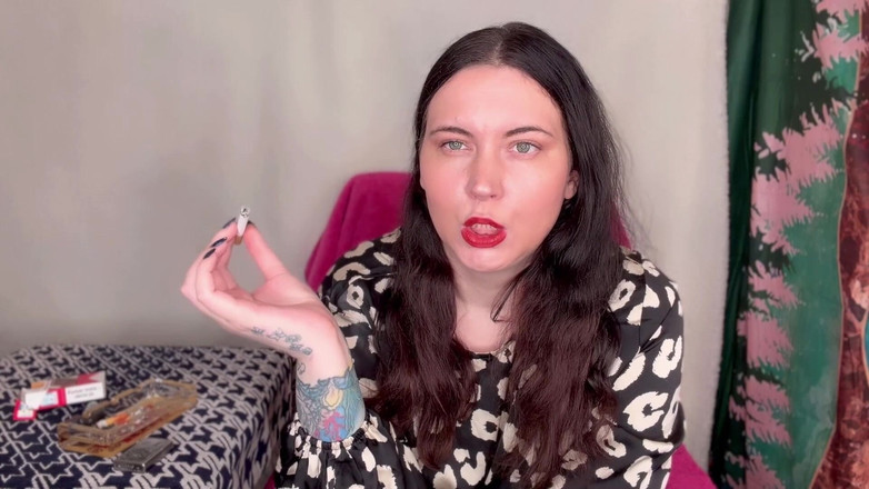 MissFFW: Miss Ffw fuma en un vestido veraniego