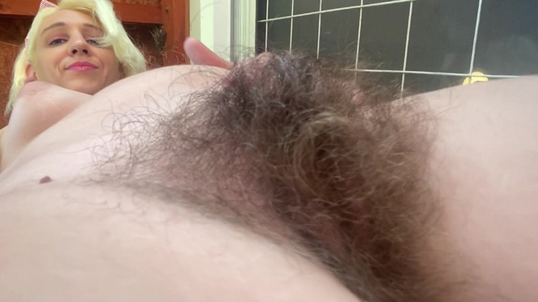 Cuteblonde666: Сидячи на твоєму обличчі з моєю волохатою пиздою
