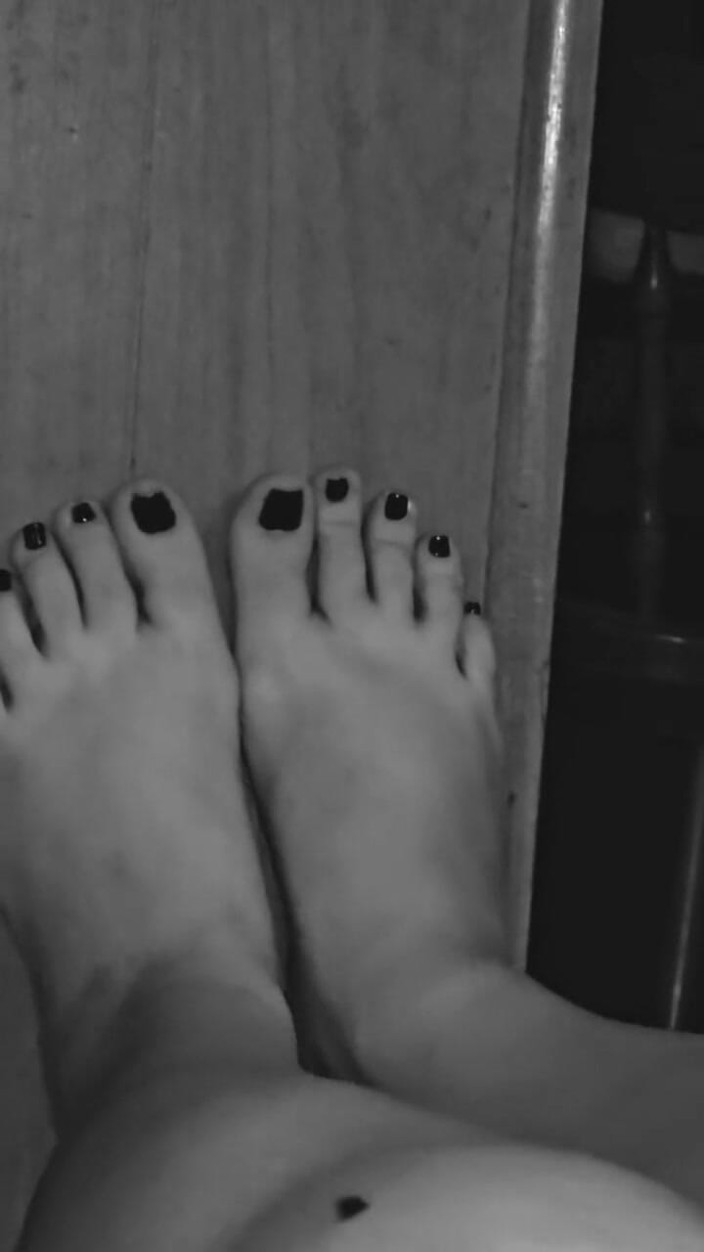 MrsHoley: Sexy Toes Shining for Stepdaddy