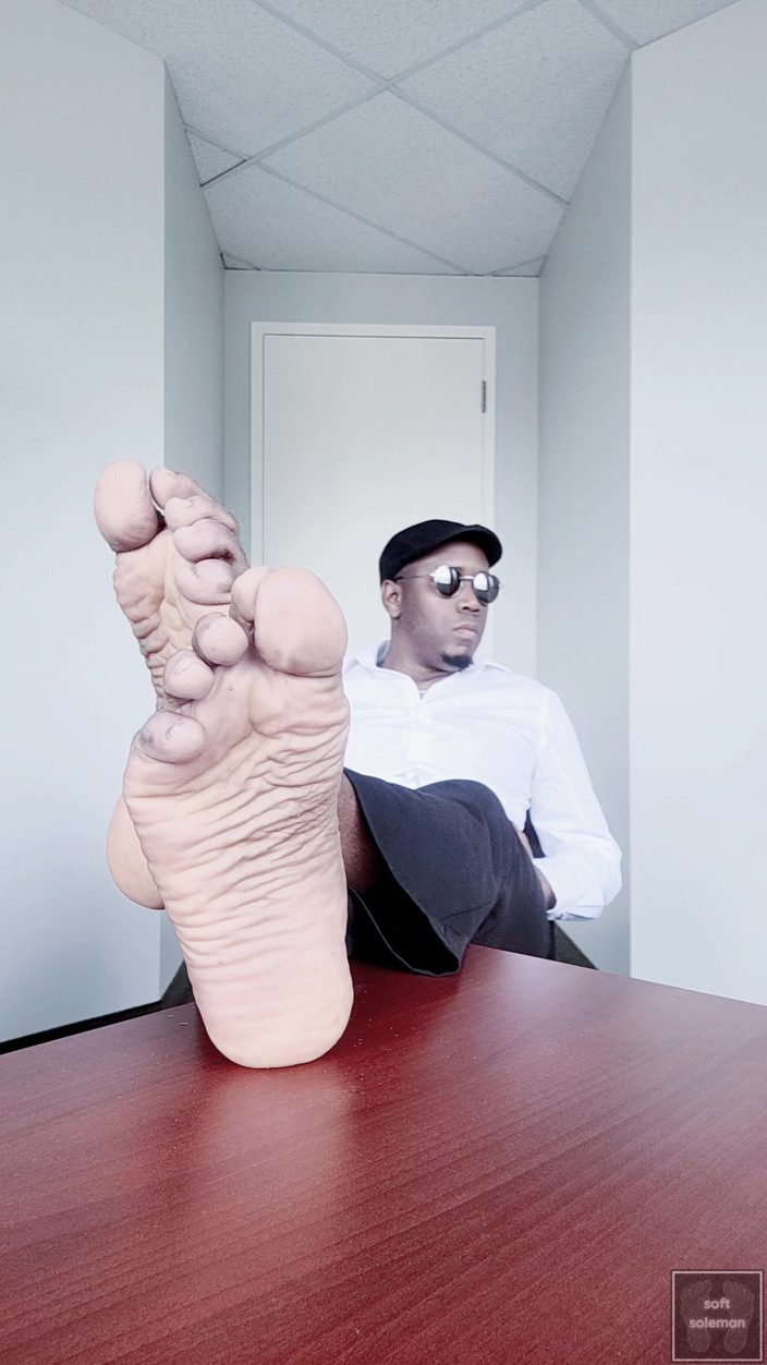 Soft Soleman: Plantes De Pieds Masculines Au Bureau (3) (2026)