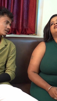 De jongen naast de deur buren in liefde en seks