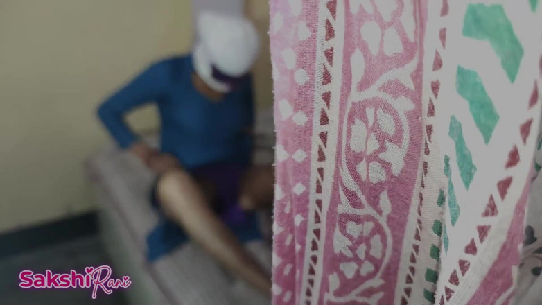 sakshi_raniii: Mẹ kế Ấn Độ nóng bỏng gợi cảm rời đi sau khi nhìn...