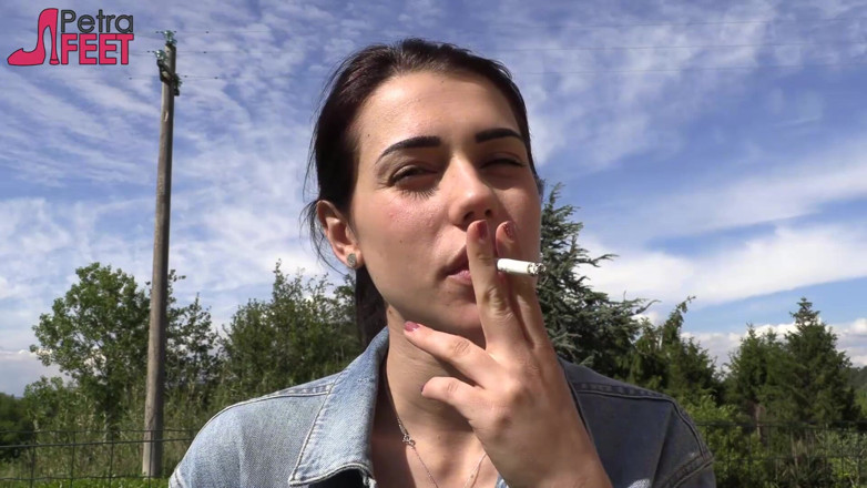 Smokin Fetish: Petra gosta de fumar seus ciggaretes ao ar livre