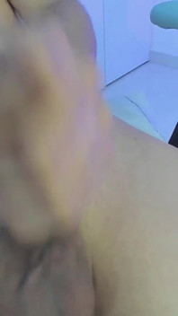Elfkoningin jurk aan jongen voor sperma-sesion in close-up