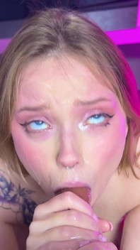 Stříkací sprcha pro 18letou prsatou kočičku - Velké dildo, šukání titty, obrovský výstřik, polykání spermatu