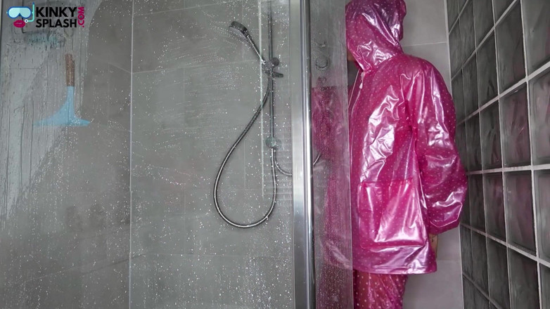 UKCuteGirl Lucy Lauren: Kluzká růžová pvc sprcha Škádlení: promočená a pískatá zábava