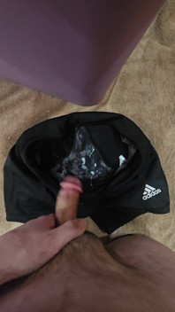 Tôi xuất tinh bên trong em kế nhỏ bé của tôi spandex bóng chuyền và quần lót bẩn thỉu của cô ấy mà cô ấy để lại trên sàn phòng tắm