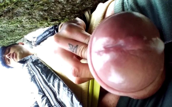 Idmir Sugary: Close-up de porra atrás da árvore no parque e esfregando porra...
