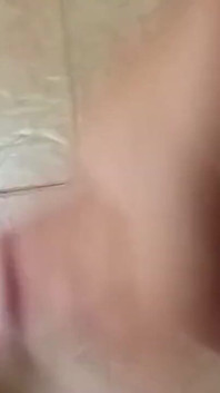 Ragazzo locale si masturba in bagno
