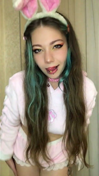 สาวน่ารักเต้นในชุดสูทสีชมพูที่มีหู