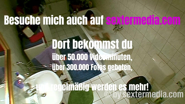 Viewer cam by Sextermedia: MILF sköter personlig hygien på toaletten