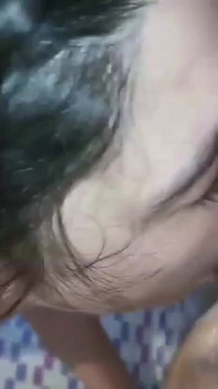 Heiße ehefrau isst schwanz und führt den perfekten blowjob durch, er kommt auf ihren mund und ihre köstlichen titten