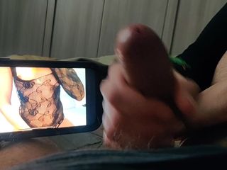 Sexy Nueve: 我性感的妻子给我发了她的色情视频，我们观看它，以自慰。给我撸管直到我射精！