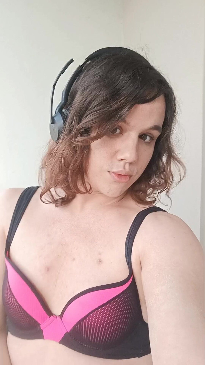 Launiexxxx: मुस्कान के साथ सेक्सी डांस का मिश्रण