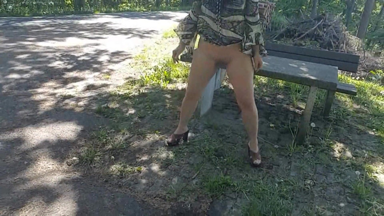 Popp Sylvie: Outdoor-squirt-pinkelfick