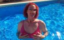 Mistress Jodie May: Só eu, de biquíni, espirrando em uma piscina de férias...