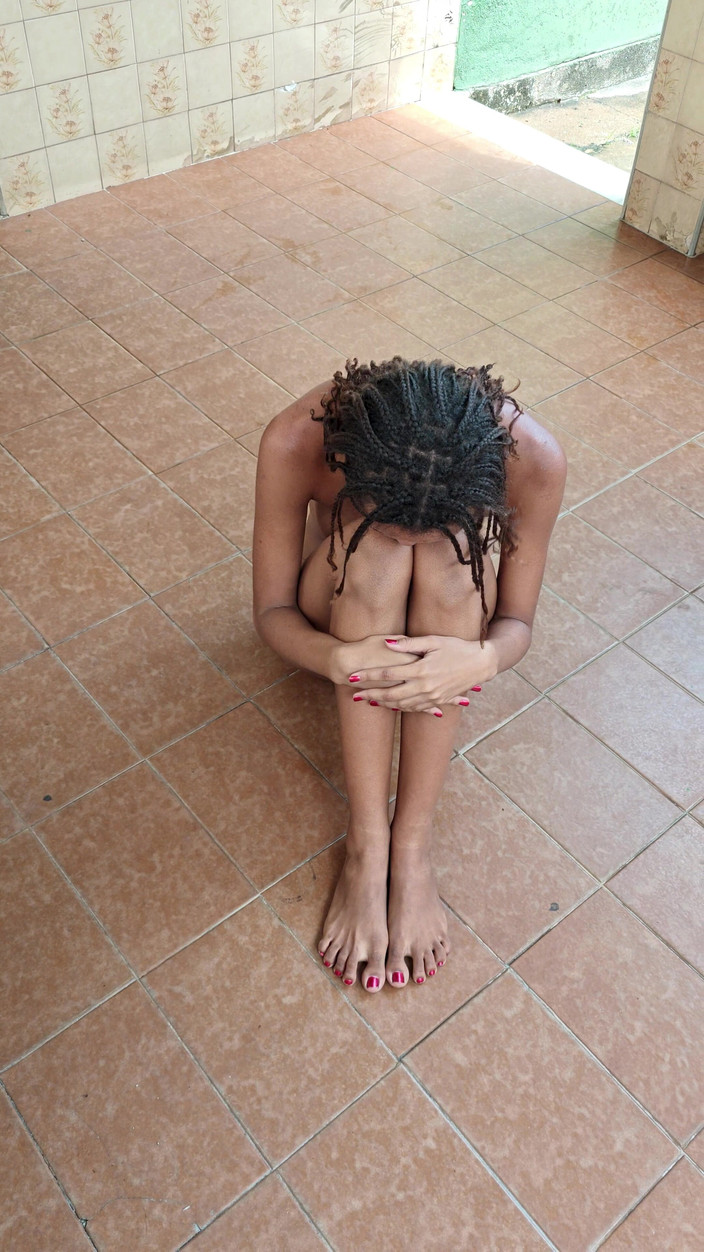 Lily Slav: 座りがちなサブは腹筋を動かすか、罰せられるか