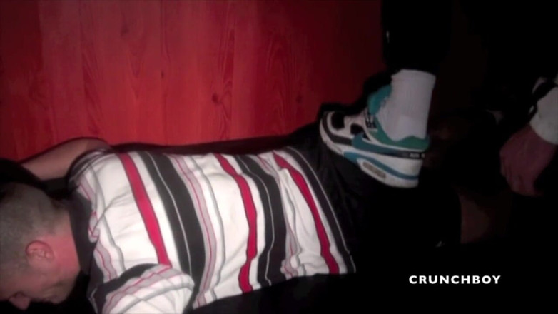 Sneaker gay: ดูถูกด้วยรองเท้าผ้าใบให้กับทวิงค์โดยหนุ่มกล้ามเนื้อตรงที่อยากลอง