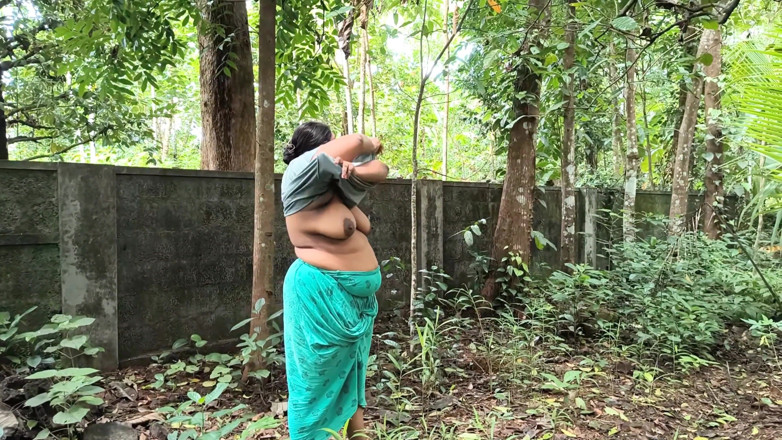 Anne Ipe: Chica india gordita desnuda en el bosque