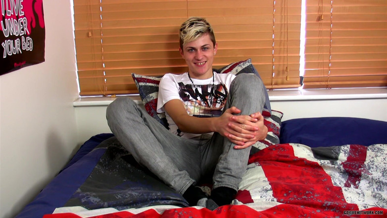 Lollipop Twinks: Wanking with Smooth Skylar
