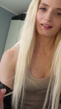 Sıska üvey kız kardeş üvey erkek kardeşini porno izlerken yakaladı ve mastürbasyona yardım etti