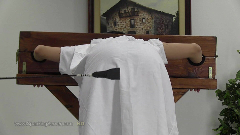 Spanking Server: Yasmeena frusta duramente nel culo