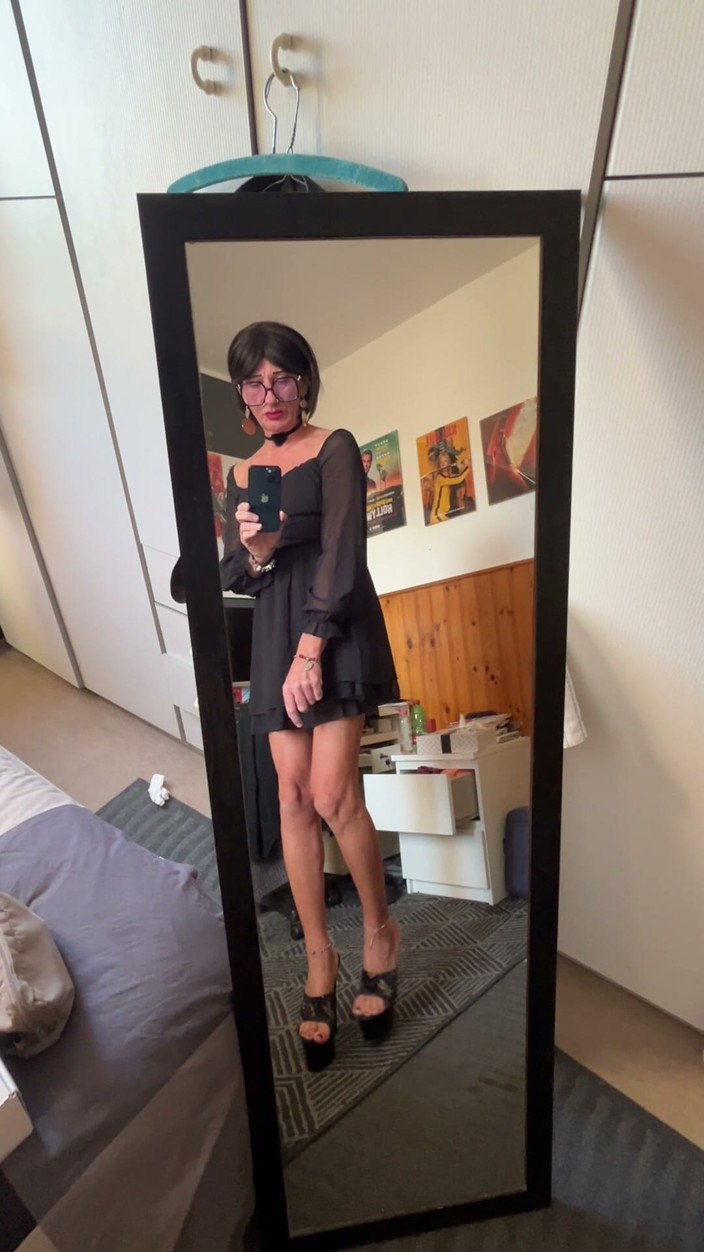 Andreina Naty: Sexy procházka před zrcadlem 01