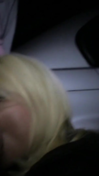 Pulchna blondynka MILF idzie na misję dogging i uwalnia swoją wewnętrzną dziwkę, ssąc wiele kutasów