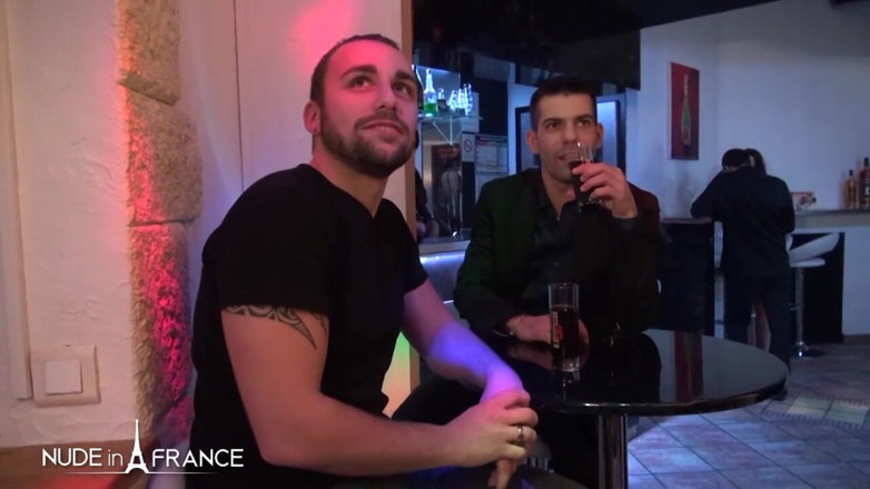 Nude in France: Um cara oferece sua jovem esposa em um clube de...