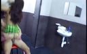 Anal seduction: Fit stud får slå en sexig brunett i badrummet