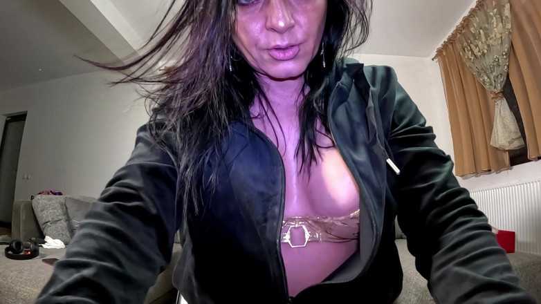 MilfyCalla: Соблазнение верблюжьей лапкой, капюшон Velvet и грязная мастурбация с танцами