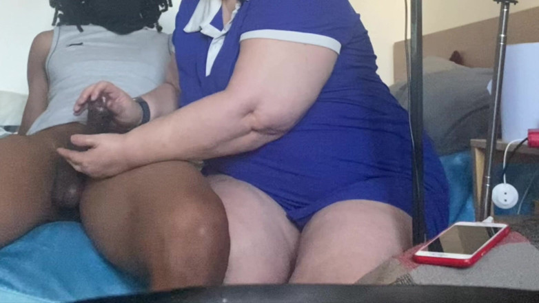 Daddykane: Handy GILF se zabývá milencem péro s olejovou masáží