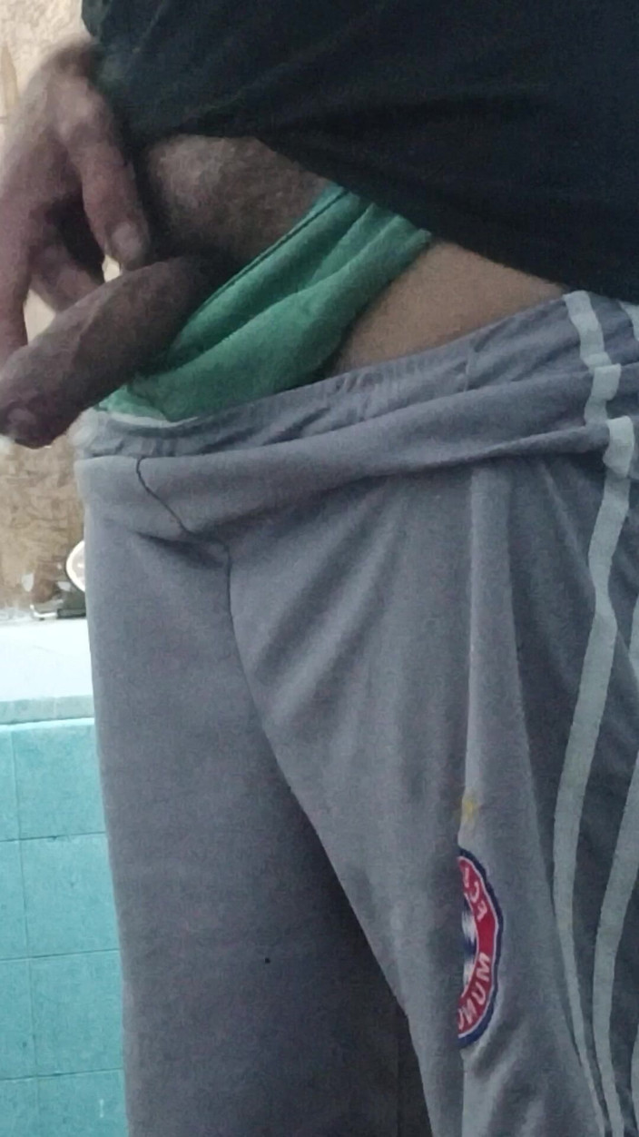 AdmHell: デカチンが再びバスルームで放尿