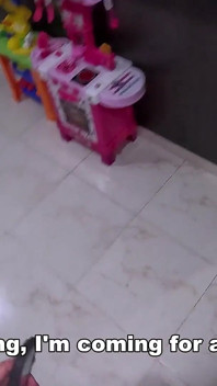 Jsem rozvážeč a musel jsem rozvážet mléko. Zaplatil mi mlékem v mé kundičce.
