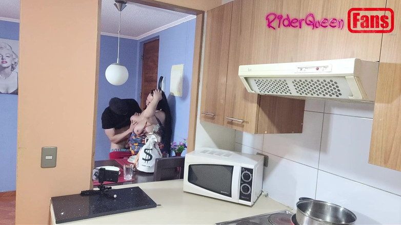 Riderqueen: Video cho người hâm mộ: một chàng trai trẻ đeo mặt...