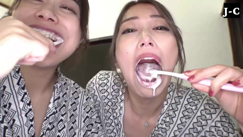 J-Cams: Dos mujeres comparten una cita atrevida de besos húmedos y...
