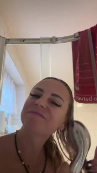 J’ai un peu d’eau quand je joue dans le bain et que je me masturbe sous la douche et que je ne peux pas être rasée