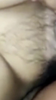 Mucama de tienda india engañando sexo y gimiendo con el dueño en su casa de campo
