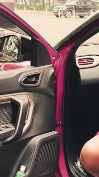 Extraño chorro de tiro del coche, dedo y chorro en el coño del lado de la carretera y palmada de culo