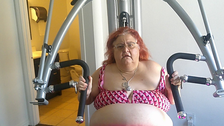 BBW nurse Vicki adventures with friends: Velká kráska sestřička Vicki cvičí v tělocvičně, část 1
