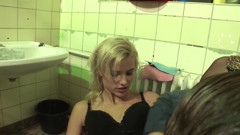 Kinky Angels: Blonďatá holka v sexy punčochách je análně ošukána