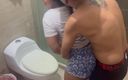 Bigboobssex: La mia sorellastra sta pulendo il bagno e io sono...