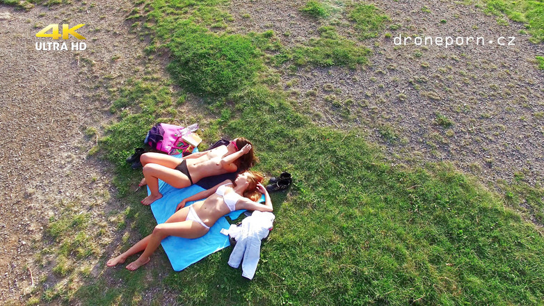 Peaches and Bananas: Une ado sur une plage nudiste filmée par un drone